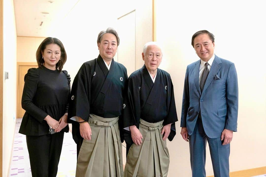 岡安弥生のインスタグラム：「先日、楽しみにしていた公演「吹打」を2日連続で鑑賞してきました！お友達の藤舎貴生さんとお父様の藤舎呂悦さんの初の親子リサイタルです✨ いきなりのド頭から迫力の「鏡獅子」…呂悦さんのバチ捌きが、もう神がかっていて、パワーと歯ぎれのよさと、とにかく圧倒されまくり。まるで、魔法使いみたいに、音を放っていきます。そして、そのエネルギーに呼応するように、切り裂くような貴生さんの笛…心震わされる、まさに競演！ガチ親子に、観客は、誰もが息を呑み、溢れる感動の嵐でした😆 そして、貴生さんが奏でる笛の音にのせて、若村麻由美さんが語る「生きる」…ほんとに、素晴らしかったです😭 時に、艶やかで、情感溢れ、時に、無常にも響く、貴生さんの笛の音が、麻由美さんの美しさと変幻自在な声色に、からみつきながら、突き放しながら、松本隆先生の深淵な世界を具現化していきます。 その世界に没入しながら、改めて、なんて、素敵な詩なんだろう…と、胸が熱くなりました✨  初日は、みんなでワイワイ仲間で鑑賞して、2日目は、新人時代から、四半世紀以上のお付き合いになる大先輩、黒岩知事と。いろんな繋がっているご縁にも、びっくりな日でした。 とっても、久しぶりに、大好きな松本先生にもお会いできて、超嬉しかった〜^_^  本当に、素晴らしい公演で、しばらく、余韻から抜け出すことができず、言葉にできず、やっと、投稿でございます😅 #吹打#藤舎呂悦#藤舎貴生#親子リサイタル#若村麻由美#競演#紀尾井ホール#邦楽#鏡獅子#言響#乱#船弁慶#松本隆#コシノヒロコ #コシノユマ#佐野史郎#黒岩祐治#長嶋仁子#彩輝なお#亀田大毅#原元美紀#梅田陽子#長久保智子#フリーアナウンサー#セントフォース#二徹後の鑑賞#幸せな夜#余韻に浸る」