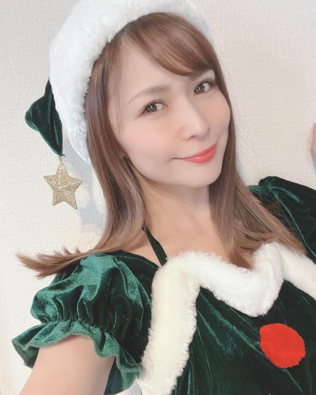 工藤舞のインスタグラム：「少しすぎてしまったけど、メリークリスマス🎄  配信をするようになって着実に増えていくコスプレの衣装✨ 今年はクリスマスツリーとトナカイのコスプレをしました。サンタのコスプレはしませんでした🤣  皆様はクリスマスはどう過ごしましたか？☺️  ケーキも食べたし、チキンも食べたし🥰🫶  イルミネーション見るの忘れたので近いうちに見に行こうと思います☺️   ハッピーメリークリスマス( ˊᵕˋ )🍀  #サンタコス#クリスマス#ライブ配信#自由が丘#脱毛#美容#美容大好き」