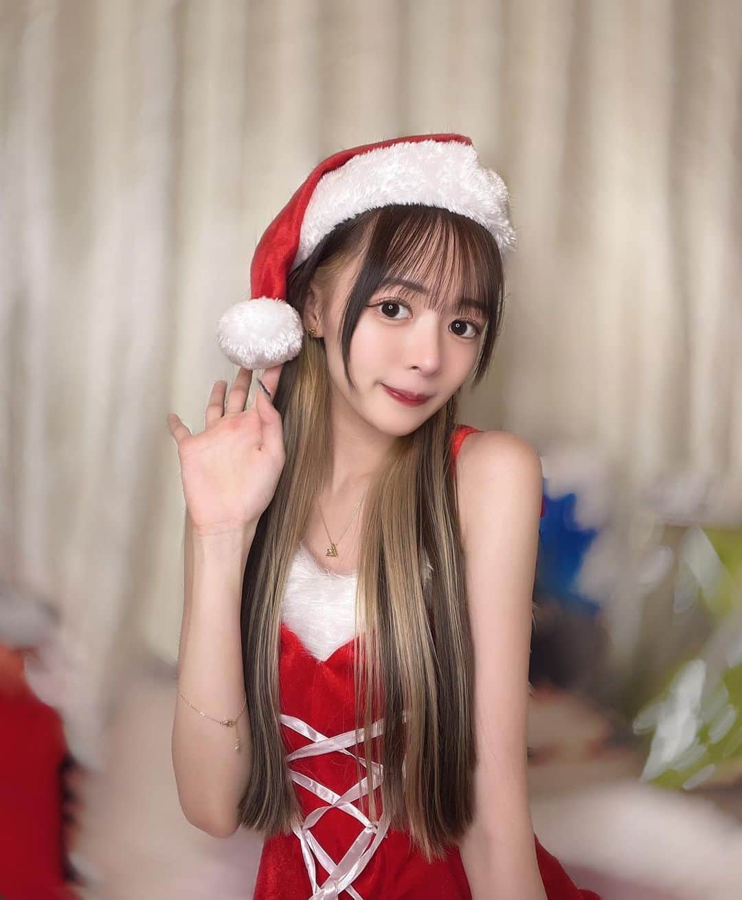のインスタグラム：「.  .  .  Merry Christmas🎅🏻  .  .  .  .  .  #メリークリスマス  #クリスマス  #コスプレ  #サンタコス #APEX女子  #ゲーム女子 #ポケカ女子  #自撮り  #merrychristmas  #xmas  #apex #pokemon #game #selfie #instagood #followme  #셀카  #데일리  #좋아요」