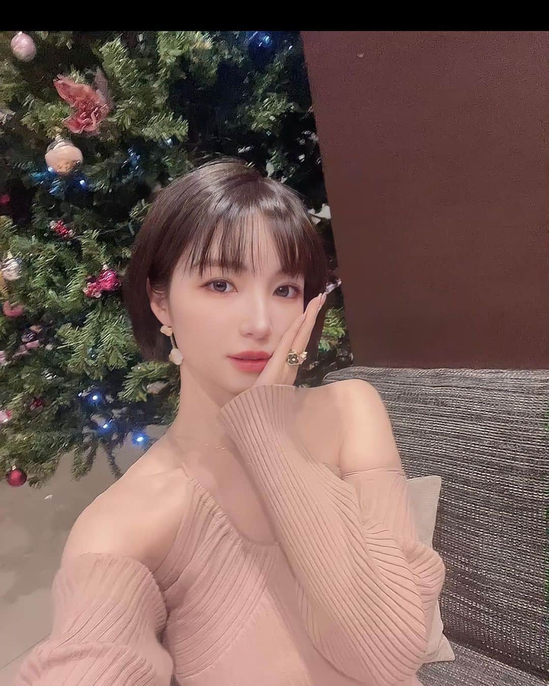 森下悠里のインスタグラム：「色んなフィルター🤎  何枚目が好き？？  高画質にするとアクセサリーがぼやけちゃうの  顔はこっちの方が好きだけど  悩ましい🤔」