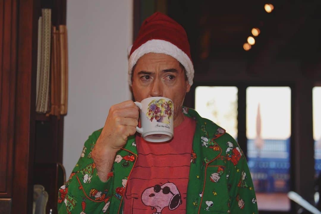 ロバート・ダウニー・Jrのインスタグラム：「Merry Xmas.. thinking of starting a coffee company next year … in fact, it’s a resolution..」