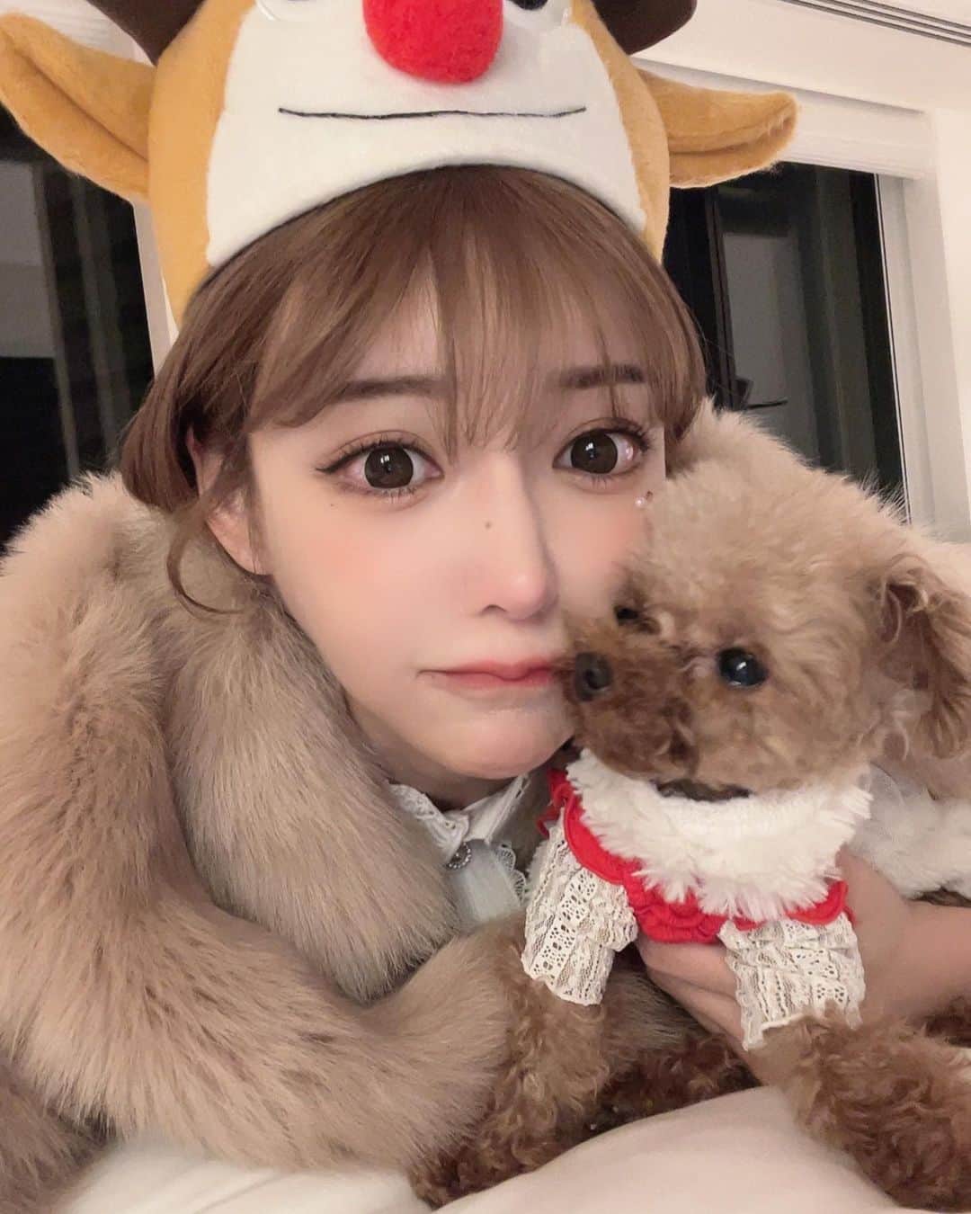 明日花キララのインスタグラム：「真っ赤なお鼻のトナカイメイク🦌💄 サンタさん役はくぴ🐶  皆様素敵なXmasを過ごせましたか？💌」