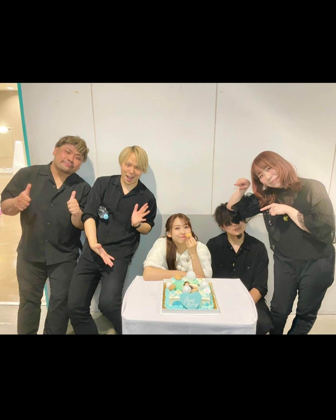 芹澤優のインスタグラム：「・  ツアーファイナル  ありがとうございました！！  もう12時の鐘が鳴ってしまったので、クリスマスでもないただの年末です。  でも特別で最高なクリスマスイブがまだハートに残っているので私は無敵だし、多分来年またみんなに会えるまで無敵です！！！  神バンドと大好きなスタッフのみなさん。セリコチームは素敵な人ばっかりです。信頼しかありません！！  そしてファンのみんなも、いつもありがとう！  セミファイナルと ファイナルで起きたダブルアンコール 終わらない拍手  うれしくて、 みんなを抱きしめたい気持ちだったよ  なんとかディスタンスは知らんって感じ みんなへの愛が溢れました  次一緒に楽しめるその日は、その瞬間は、また全員Seriko is No.1にしちゃうからね！🌙  …  今足と足の間でむーちゃんが寝てて、お風呂入りたいけど入れないのよ〜だからインスタ書き始めたの〜笑笑  きっとお疲れ様ママっていう労いのデレかな？すき  #最近はむむの方がデレ多め #るるはソファの下にいます #そろそろ風呂が冷めてしまう #でもふかふかであったかい #うあん　  おやすみー」