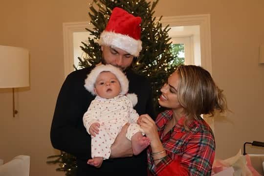 エリック・ホズマーのインスタグラム：「Merry Christmas from the Hosmers」