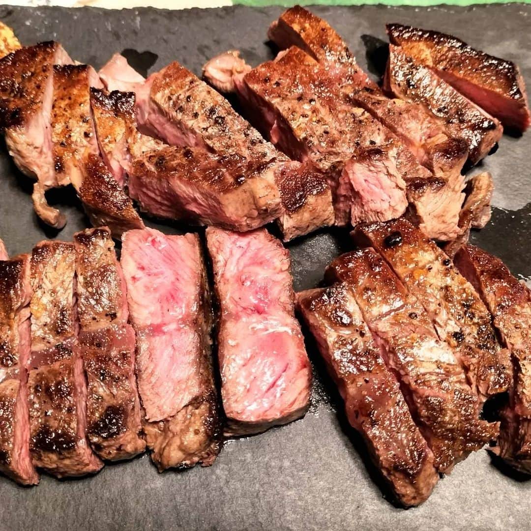 田畑祐一のインスタグラム：「クリスマス・イブは真夜中まで仕事だったのでちゃんとしたご飯が食べられず、25日はしっかり作りました。イチボのステーキ。マッシュポテト。ローストオニオン。タラのフライ。フォカッチャ。クリスマスディナーっぽく見えますか？🎄🤶🥩」