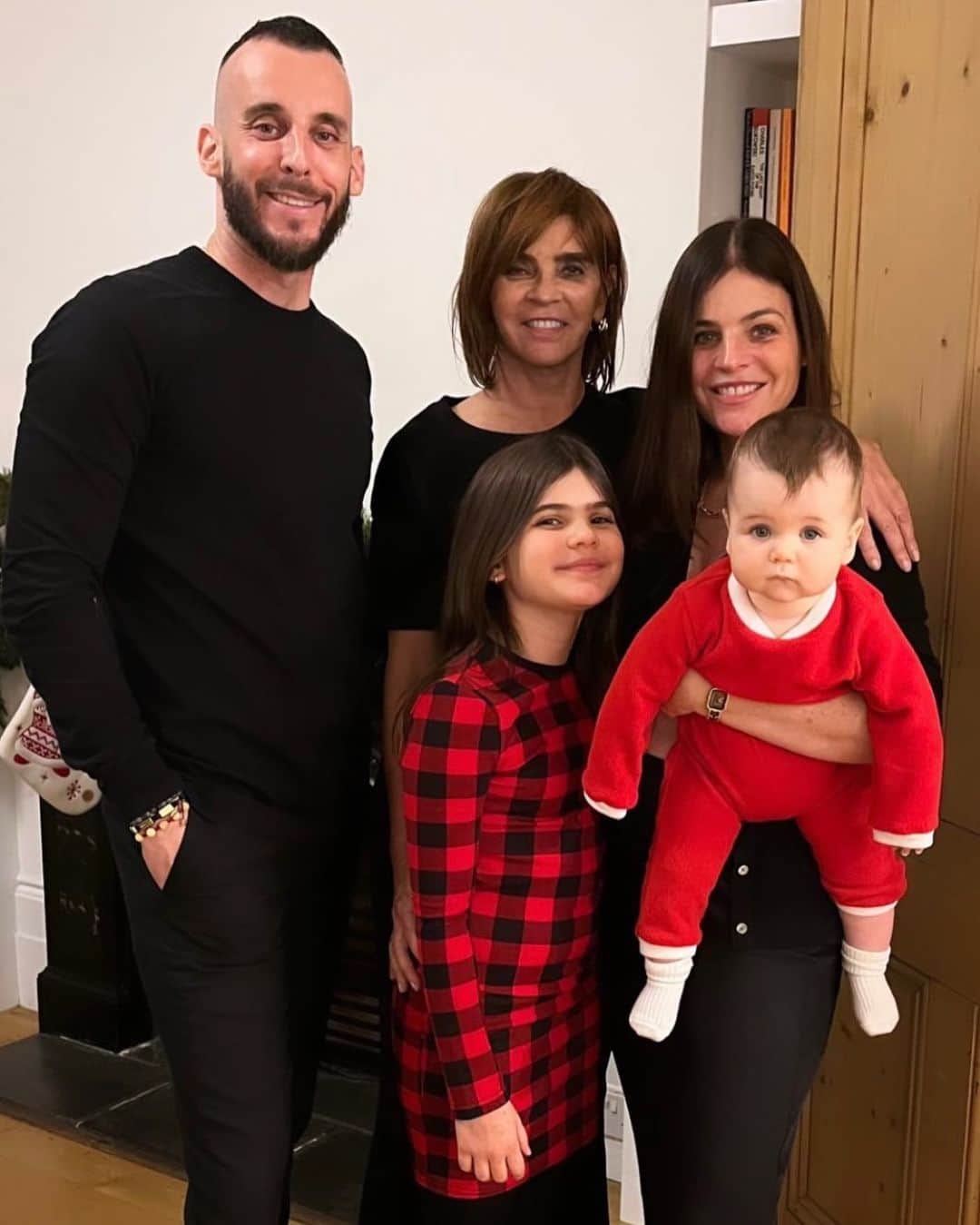 カリーヌ・ロワトフェルドのインスタグラム：「Merry Christmas from the Roitfeld’s ❤️🎁」