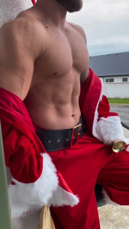 DELLICIOUSMENのインスタグラム：「// Merry Christmas 🎅 Describe him with emojis 😍」