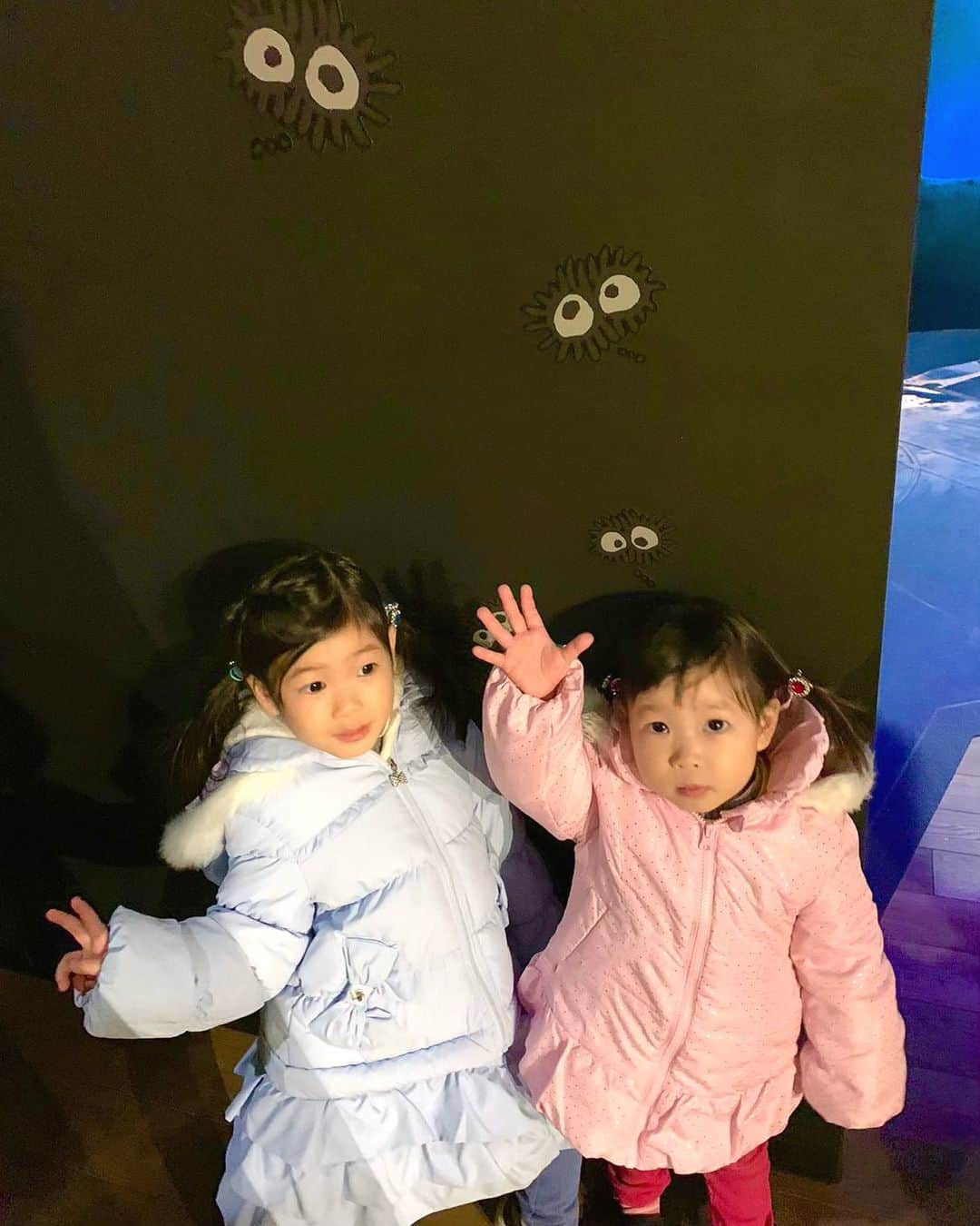 金谷有希子のインスタグラム：「. 【まっくろくろすけ】 .クリスマスはジブリパークへ✨子供達はトトロのまっくろくろすけを探していたので見つけて興奮💖 . . . .#まっくろくろすけ #ジブリパーク #名古屋」