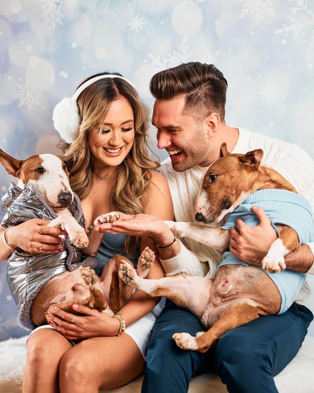 のインスタグラム：「happy holidays + merry christmas from our family to yours ❄️🤍  📷: @jessetam_」