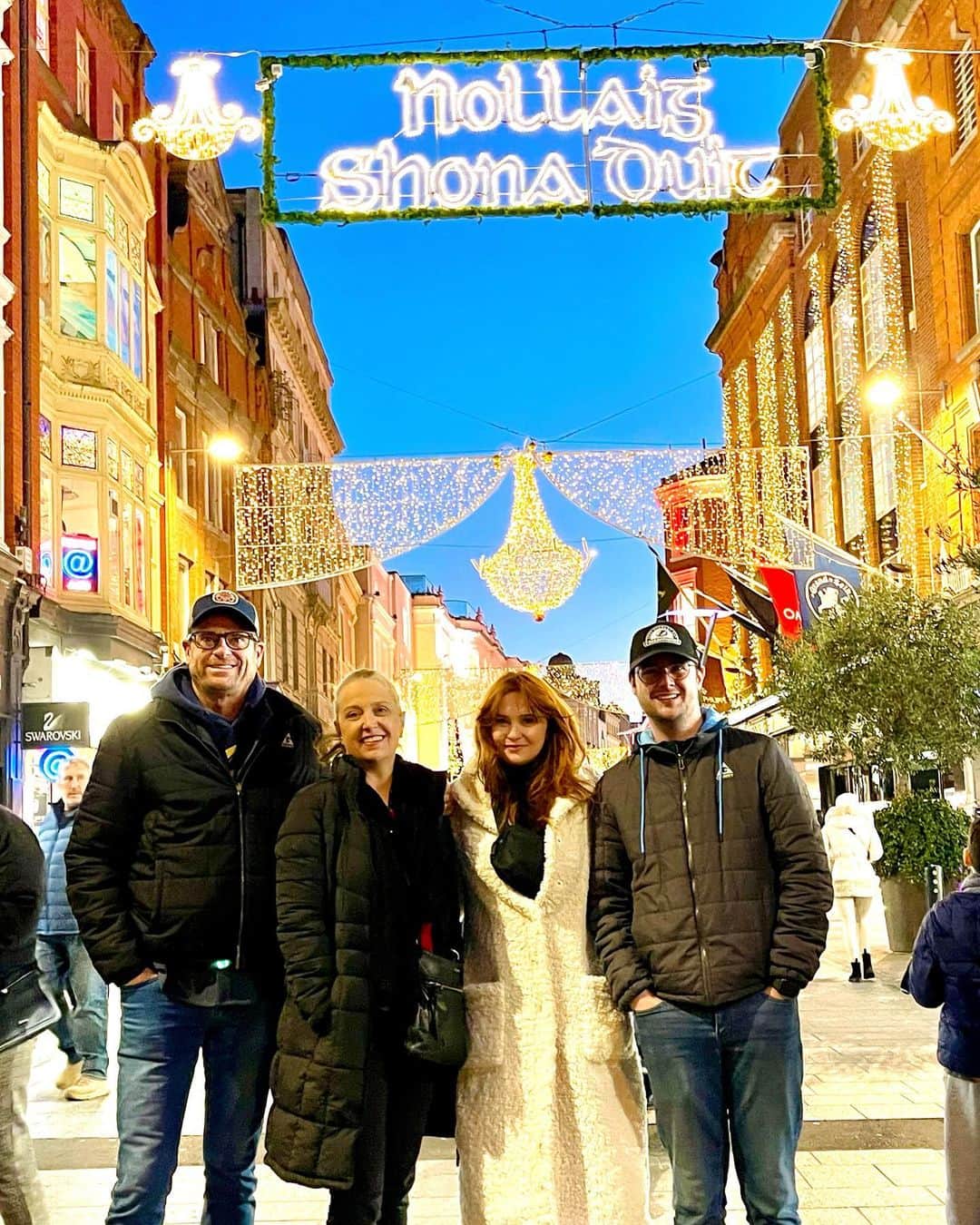 キーリー・マーシャルのインスタグラム：「Nollaig Shona Duit and to your family ✨」