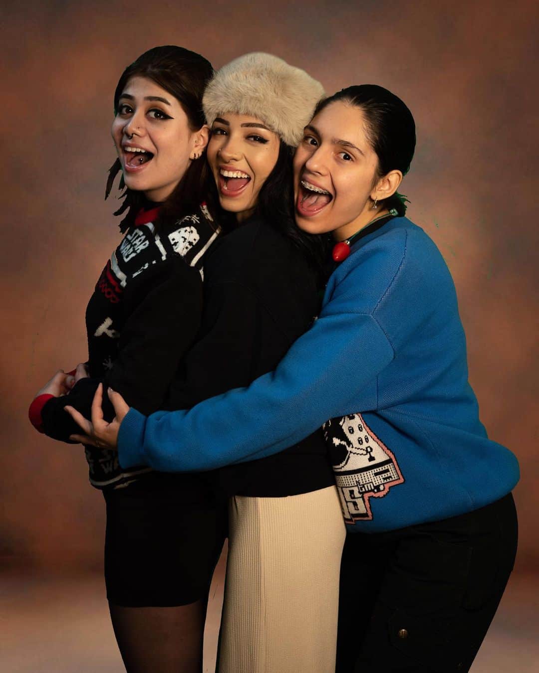 バレンティナ・アコスタ・ギラルドのインスタグラム：「Merry Christmas y’all 🎄✨🥹 Sending so much love and blessings ❤️  Lmao, I always wanted and awkward Christmas photoshoot ✨  I miss you @melty_glitter @julianax38 😭」