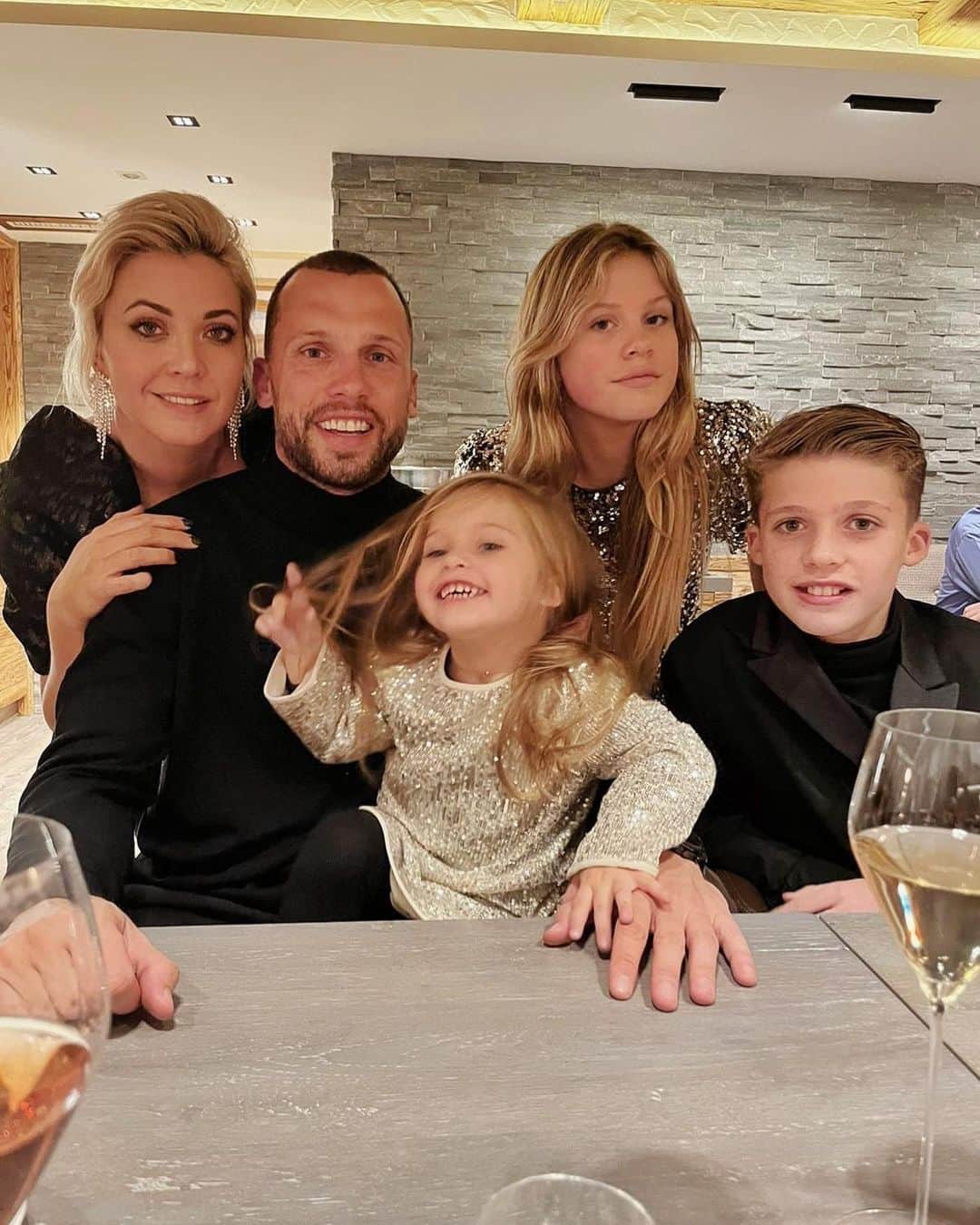 ヨニー・ハイティンハのインスタグラム：「Merry Christmas from our family to yours 🎄」