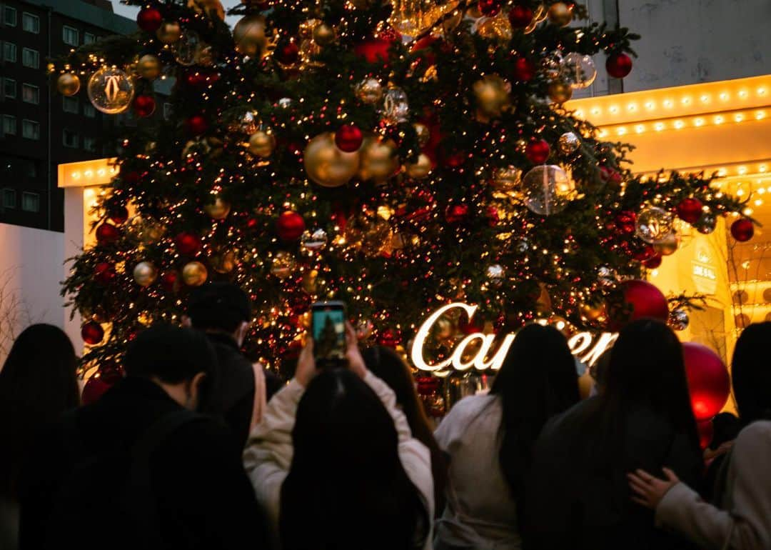 羽坂譲人さんのインスタグラム写真 - (羽坂譲人Instagram)「Week 51: Seasons. Greetings. The future is always given bright. As the contrast seeing it through enjoying the ride in the night. Eyes are widely open in the cyclical sense of time. I can never lose the chance to witness everything at everywhere I want all the time, and I have unlimited bucket list growing much faster than the speed of my achievements. Such an excitement. 明るい未来は、夜を楽しんだ先に、その対比として見えてくる。だからいつも目を開けていないともったいないのだ。「しまった見逃した！」とならないように、目撃し続けたいのだ。そのくらい毎日毎分毎秒を目まぐるしく過ごしている感覚が自分には常に必要だ。そして消化するスピードよりも速く無限に増え続けるバケットリストが、悩みの種である。欲はない方だと思っていたけど、けっこう欲張りなのだ。 . . . . . #myleicaphoto #myleicajourney  #leicam10preporter #leicam10p #leicam10d #throughyourleica #summicron35mm6element #lensculture #lfimagazine #worldviewmag #life_is_street #toneception #f22bestphoto #spicollective #forthetones #myspc #tspf #throughyourleica #leicagram #leica_world #leica_society #leicacommunity #leica #leicacamera  #leicamag #summicron #summicron35 #photocinematica #35mm #summicron50」12月26日 3時57分 - _f7