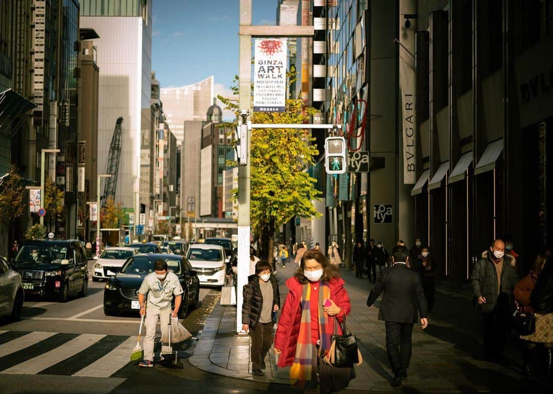 羽坂譲人さんのインスタグラム写真 - (羽坂譲人Instagram)「Week 51: Seasons. Greetings. The future is always given bright. As the contrast seeing it through enjoying the ride in the night. Eyes are widely open in the cyclical sense of time. I can never lose the chance to witness everything at everywhere I want all the time, and I have unlimited bucket list growing much faster than the speed of my achievements. Such an excitement. 明るい未来は、夜を楽しんだ先に、その対比として見えてくる。だからいつも目を開けていないともったいないのだ。「しまった見逃した！」とならないように、目撃し続けたいのだ。そのくらい毎日毎分毎秒を目まぐるしく過ごしている感覚が自分には常に必要だ。そして消化するスピードよりも速く無限に増え続けるバケットリストが、悩みの種である。欲はない方だと思っていたけど、けっこう欲張りなのだ。 . . . . . #myleicaphoto #myleicajourney  #leicam10preporter #leicam10p #leicam10d #throughyourleica #summicron35mm6element #lensculture #lfimagazine #worldviewmag #life_is_street #toneception #f22bestphoto #spicollective #forthetones #myspc #tspf #throughyourleica #leicagram #leica_world #leica_society #leicacommunity #leica #leicacamera  #leicamag #summicron #summicron35 #photocinematica #35mm #summicron50」12月26日 3時57分 - _f7