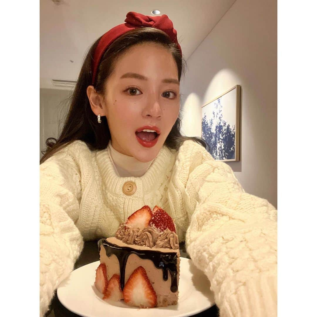 立花陽香のインスタグラム：「お寿司を食べてから、お家でのんびりクリスマスパーティー🎅🏻🎄⭐️ なんと、今年のケーキはマーチャンの手作り🎂美味しくて可愛いかった❣️ありがとう🥰🥰  笑美ちゃんからの🎁とってもプリティーなカチューシャが、大活躍でした❤️❤️❤️  #christmas #christmascake」