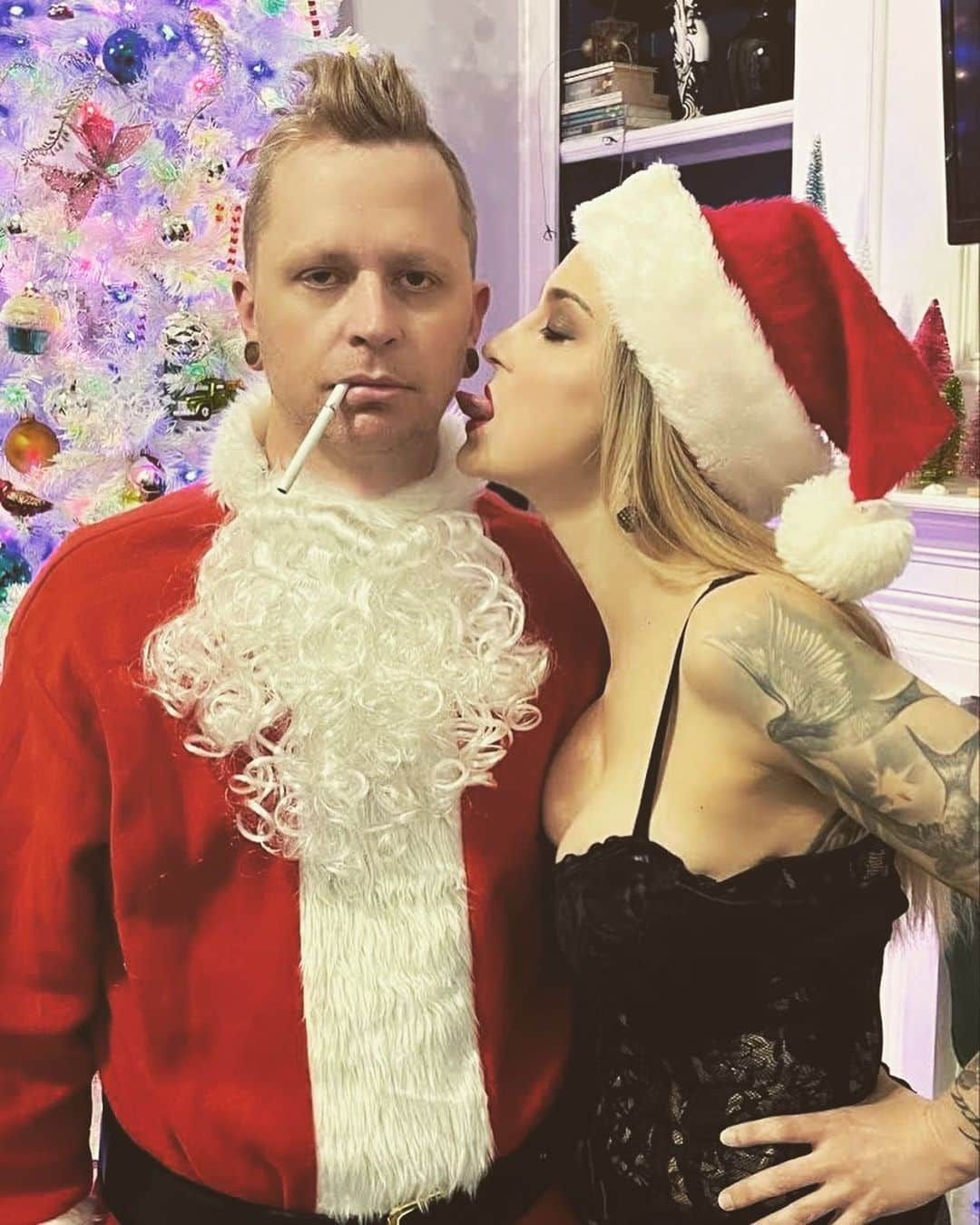 ヒンダーのインスタグラム：「‘Tis the season ✨🎄  #hinder #christmas #badsanta #santa #lipsofanangel #holiday」