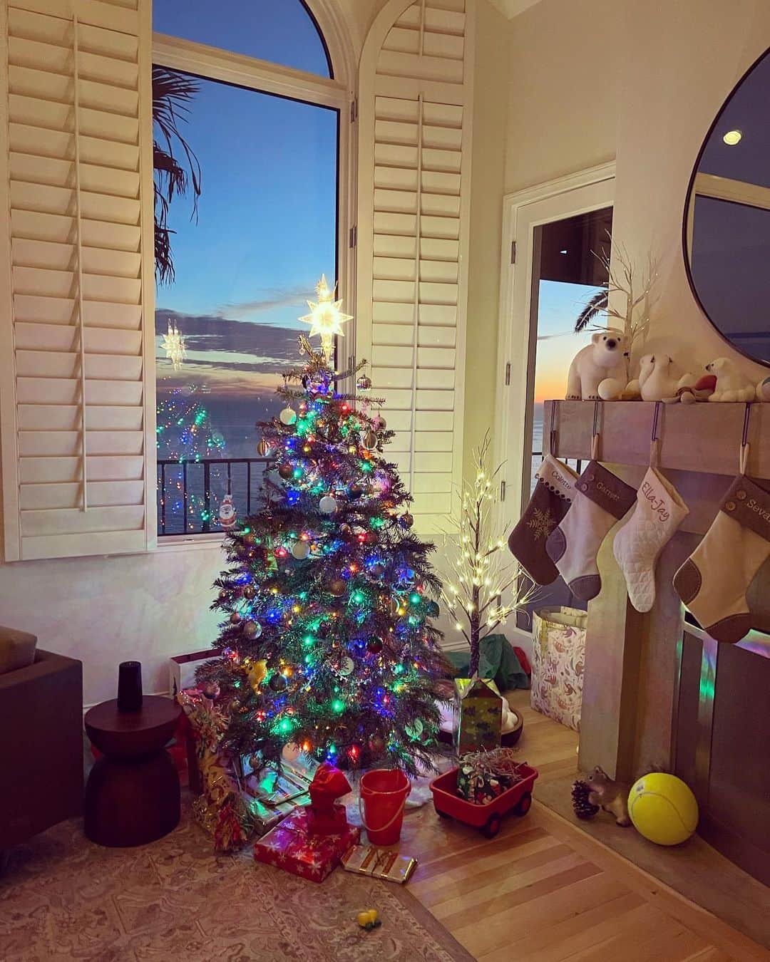 コレット・カーさんのインスタグラム写真 - (コレット・カーInstagram)「Christmas gratitude: Grateful for family, for good fruit, for Gods timing, for His sacrifice and faithfulness. Grateful for heated seats and comfortable shoes. Grateful for a body that somehow knows how to create life in it. So delighted to see my kids eyes light up opening gifts and decorating a “tiny tree”. Love being able to watch the sun rise and set everyday. Adore watching my husband cook and seeing the joy on his face as our family enjoys every bite. Grateful for friends and all of their thoughtfulness checking in on me as I waddle into the new year with so much new around the corner. Happy birthday Jesus. Merry Christmas and happy holidays everyone. I pray the blessings are overflowing, that’s it’s impossible to take your eyes off of Him, that we stay in awe and wonder, rejoicing always. You are a light ✨」12月26日 5時54分 - colettecarr