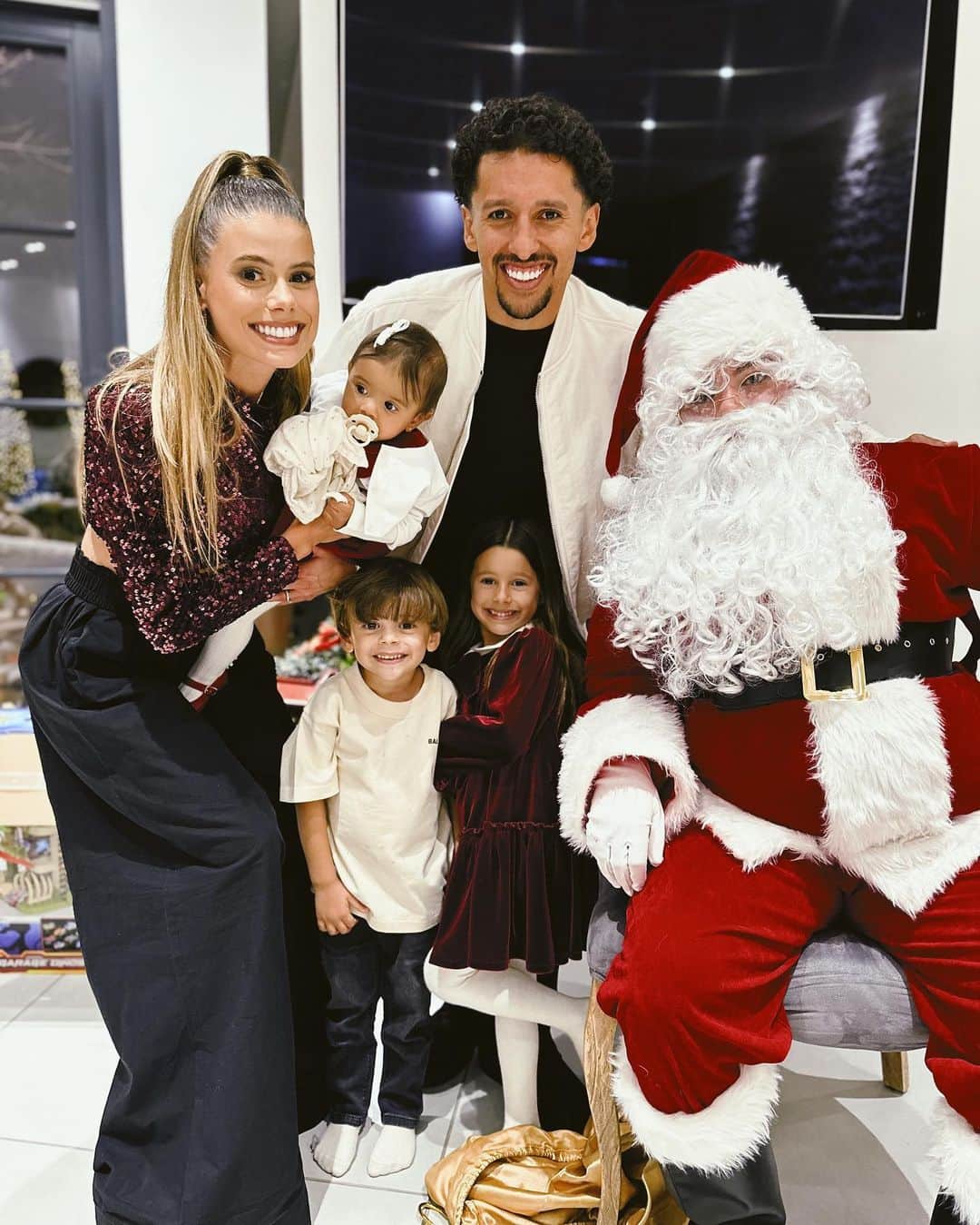 マルコス・アオアス・コレアのインスタグラム：「Merry Xmas everyone! 🎄🎅」