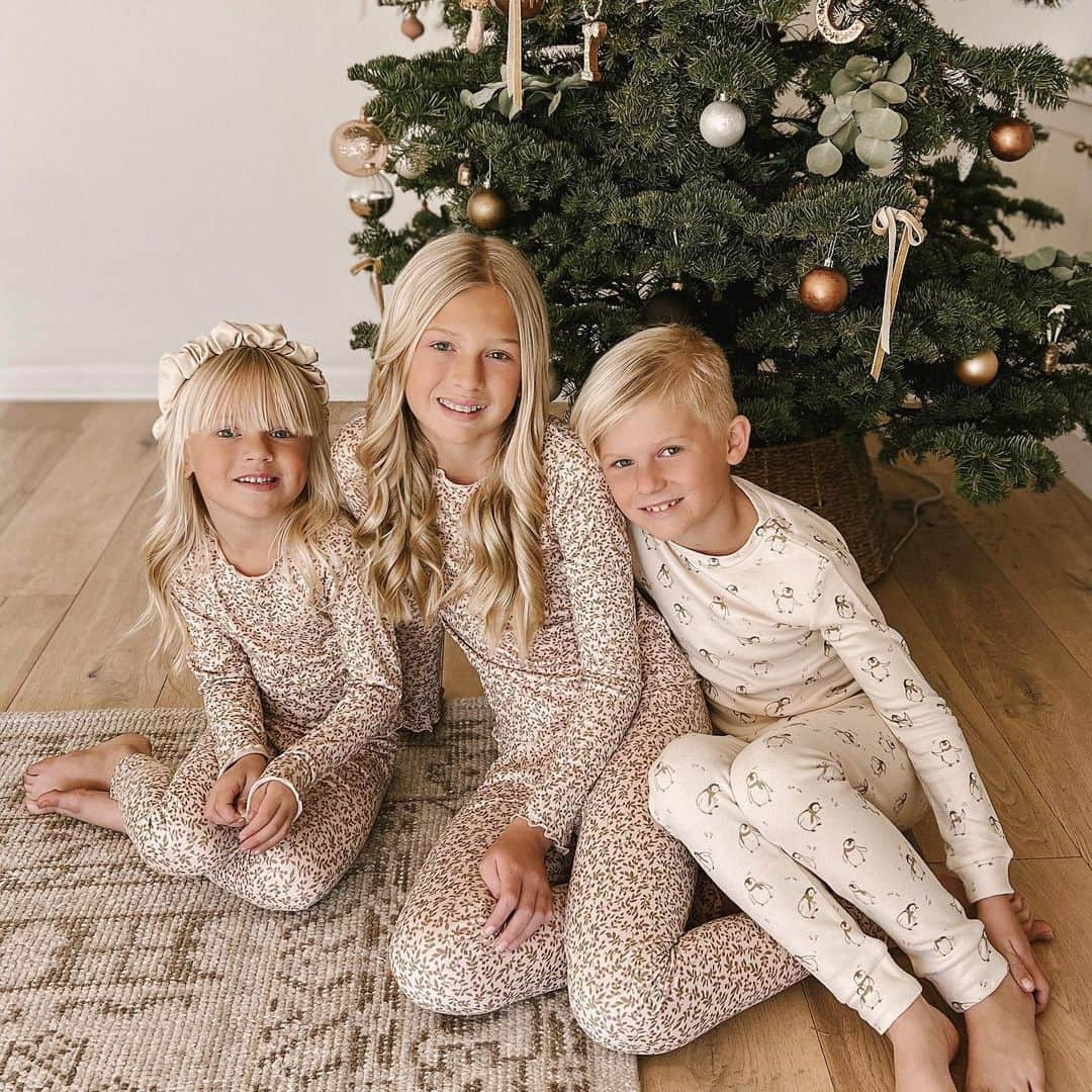 ケリー・マレーのインスタグラム：「Merry Christmas from our fam to yours!! I started this brand 8 years ago around this time when my son Cru was born (swipe to see him at our very first photoshoot in 2014!) I love that our brand grows as he does. 8 years! It feels like yesterday and a lifetime ago at the same time. Truly a testament to follow that dream, to try the thing that scares you, to just keep going…because you never know what might come of it. This brand has turned into something i would have never expected or imagined. Lots of blood sweat and tears over the years but these little people (these ‘getting big’ people!) are my WHY. Thank you all for being a part of our journey! Whether you are new here or if you remember that very first photoshoot! Thank you for the continued love and support. We wouldn’t be here without you. I hope this Christmas you can find moments joy, peace and hope, wherever you may be at. Sending all our love!」