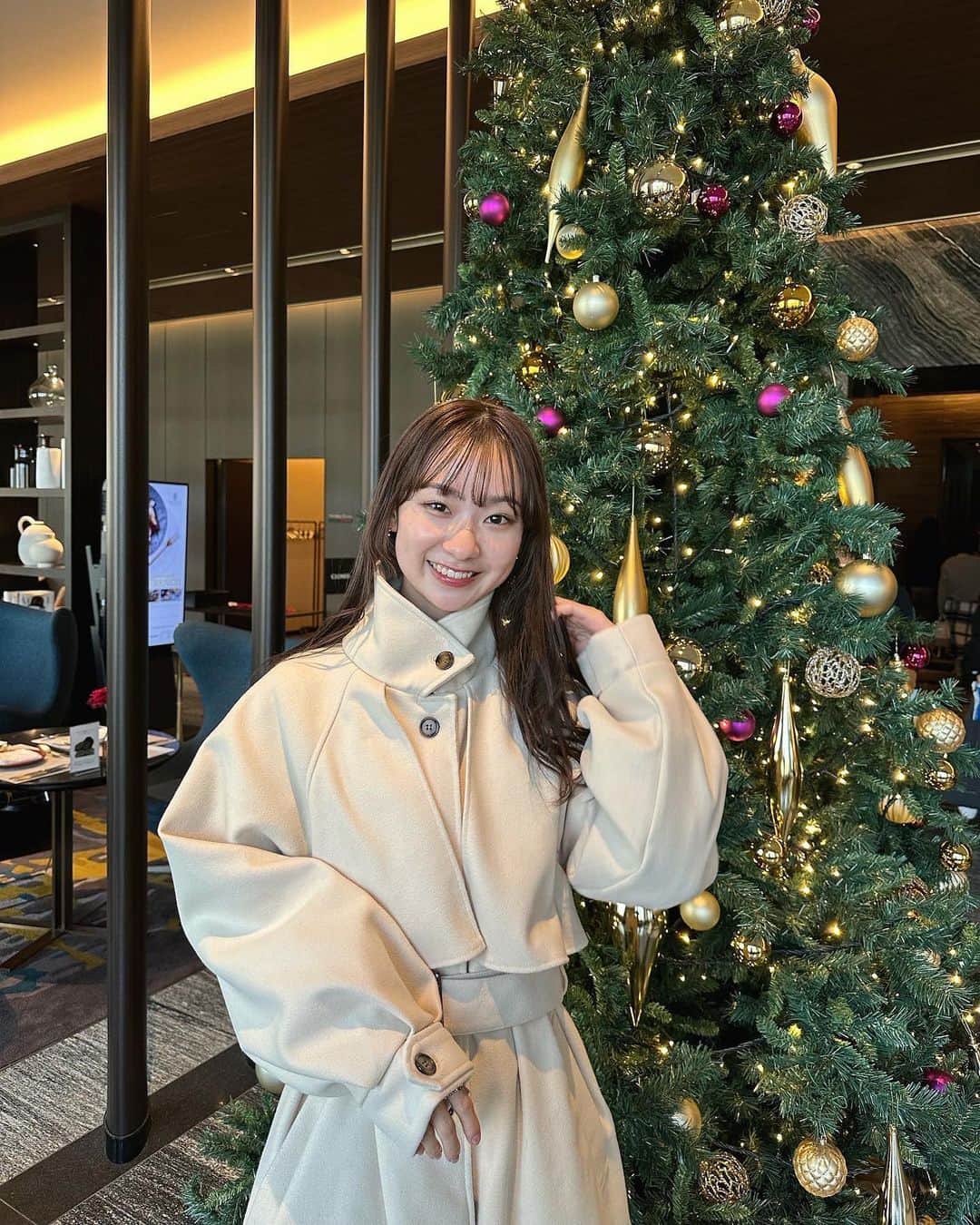 田邉彩香のインスタグラム：「どうしてもクリスマスに着たかったコート🎄🤍 袖がふんわりしててほんとに可愛い🐏  ホテルでゆっくりランチして幸せだった〜🫶🏻  #momentコーデ #momentplus #冬コーデ #クリスマスコーデ #コート #大阪ランチ #zozotown #ロングコート」
