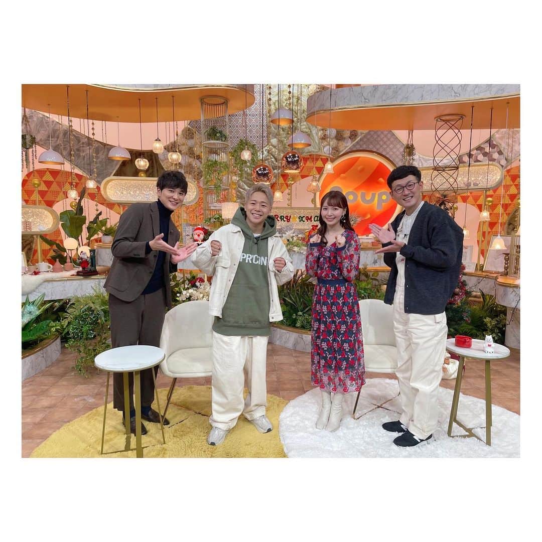 山根千佳のインスタグラム：「. . 「SOUPクリスマス１時間スペシャル」 イブの生放送を観て下さった 山陰の皆様ありがとうございました🎅🏻🎄  念願の！ロバート馬場さんの！ 宮古冷麺のお店でロケする事が出来ました🤤 他にも色々な所へ行って来たので、 またオフショット載せたいと思います。  そしてゲストは格闘家の武尊さん！！！  なんとSOUPのスタッフさんが 短編映画「星取物語」の密着映像も 撮影しに来て下さっていたのです🥲🙏  「星取物語」は今日から3月31日まで 夢みなとタワーで上映しています🌿 私も久々の演技のお仕事でした😌  今年は大好きな地元鳥取で 毎週お仕事が出来て幸せでした💐 いつも観て下さる皆さんには 感謝の気持ちでいっぱいです。 来年もSOUPをよろしくお願い致します！ . .  #さんいん中央テレビ #soup #souptsk  #武尊 さん #クリスマスイブ #tsk」