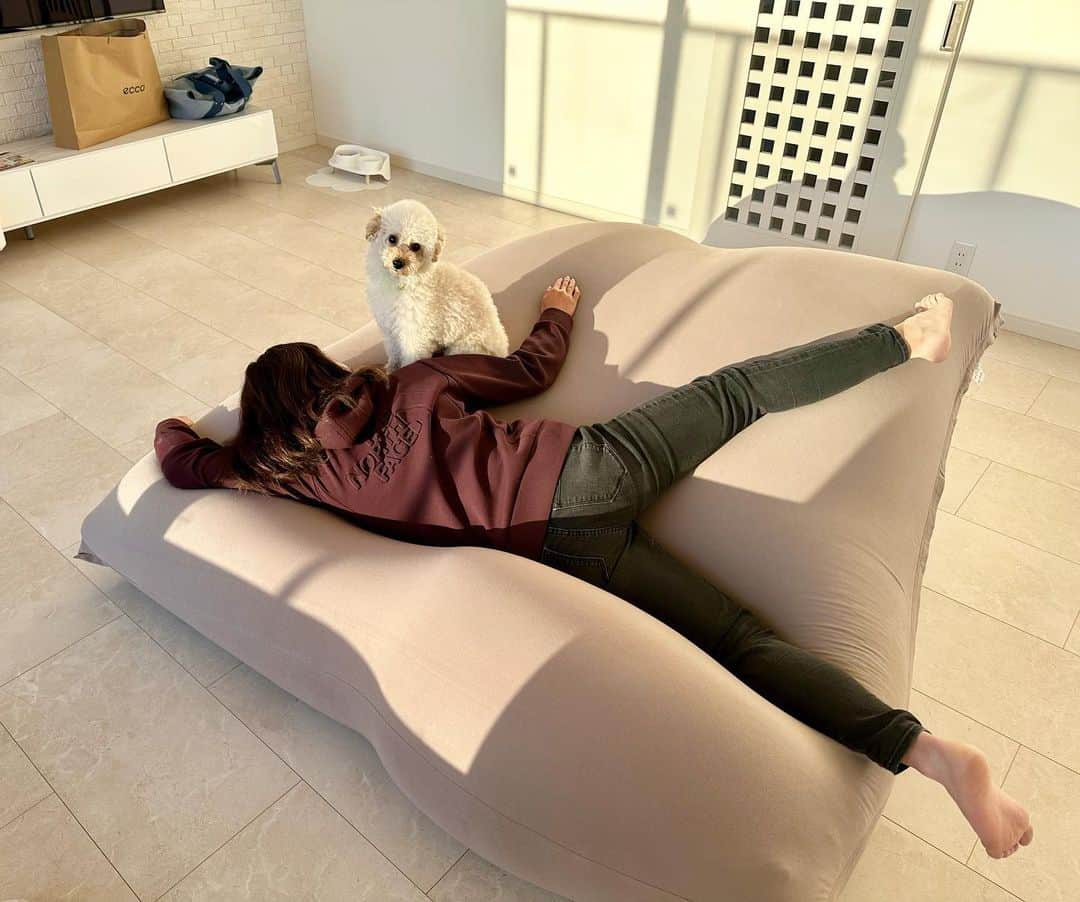 永井花奈のインスタグラム：「買って見たけど。 テレビ見てても寝てしまう☺️  #yogibo」