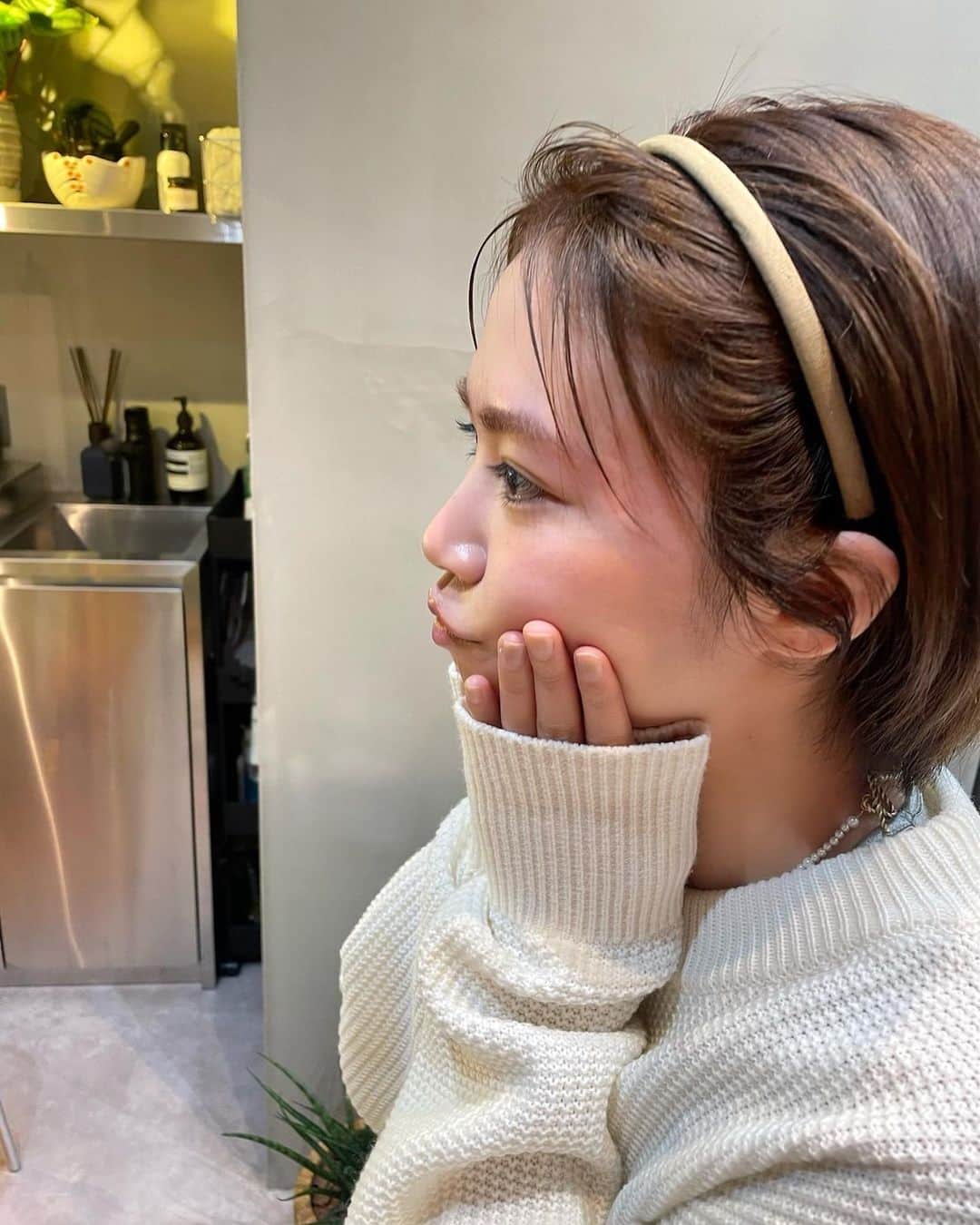 菜乃花のインスタグラム：「( •̑‧̮•̑ )  クリスマス当日は妹とのクリパの前に年内最後の眉メンテ☺️ なのかの可愛い製造者の皆さんに今年も感謝です。✨  カチューシャしたらショートでも 女の子っぽくなるね🫶🏻💓」