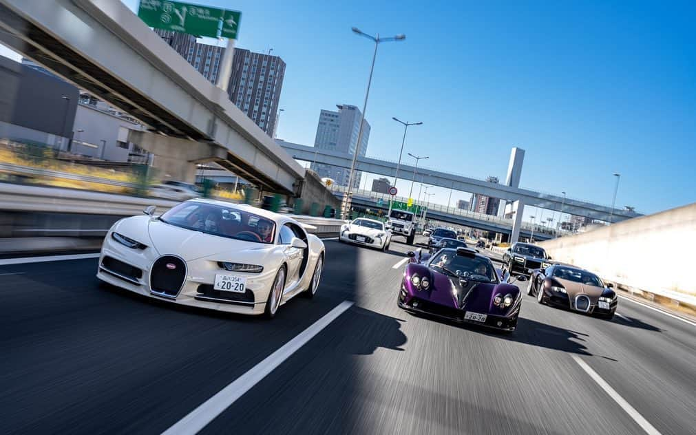 前澤友作のインスタグラム：「2022 MZ SUPERCAR Xmas Cruise🎅🎄  車の魅力を改めて感じた一日でした。  沢山の車ファンの方達が代官山T-SITEに来てくださいました。とても嬉しかったです！ありがとうございました。  【参加車両】  #bugattichiron  #bugattiveyronhermes  #PaganiZondaZOZO #ferrarienzo  #astonmartinone77 #maybachg650landaulet  #maybachs600pullman  #rollsroycephantomoribe   【プロレーシングドライバー】 #ケイコッツォリーノ #密山祥吾 #川端伸太朗 #藤波清斗  #mzsupercar #前澤友作スーパーカープロジェクト  #yusakumaezawa  #前澤友作 #mz   #横溝直輝　#やまけん」