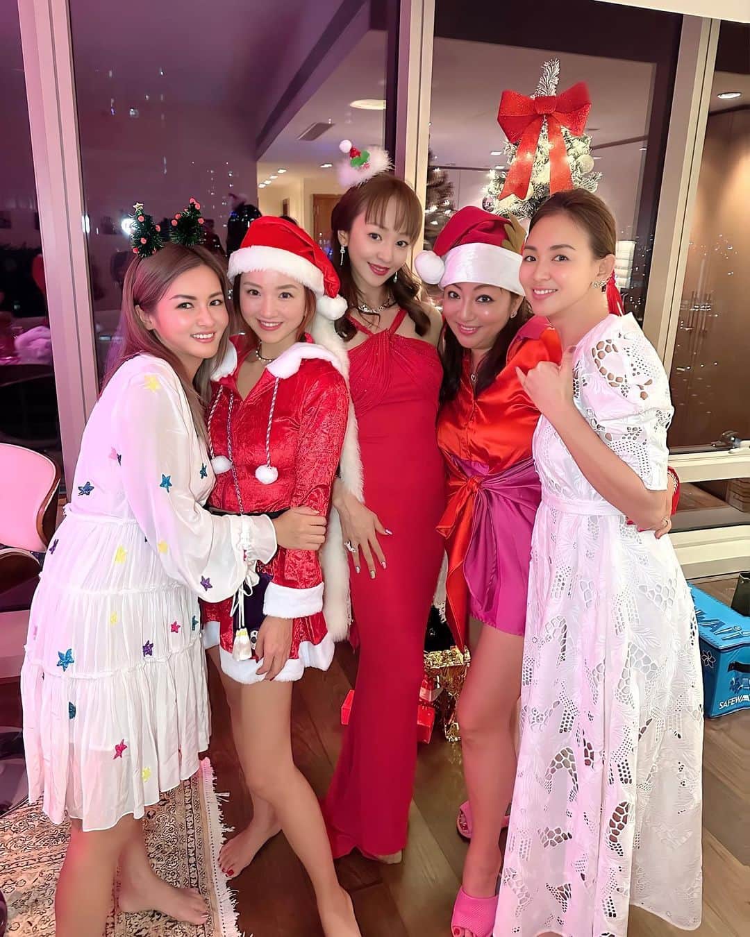福王寺彩野のインスタグラム：「素敵なお姉様達とメリークリスマス🎄🫶❤️ みんなで集まってクリスマスパーティーなんて何年ぶりだろう⁉️🥹楽しかった💖 たーちゃん何から何までありがとう💓😆🎉🎂  #merrychristmas #christmasparty」