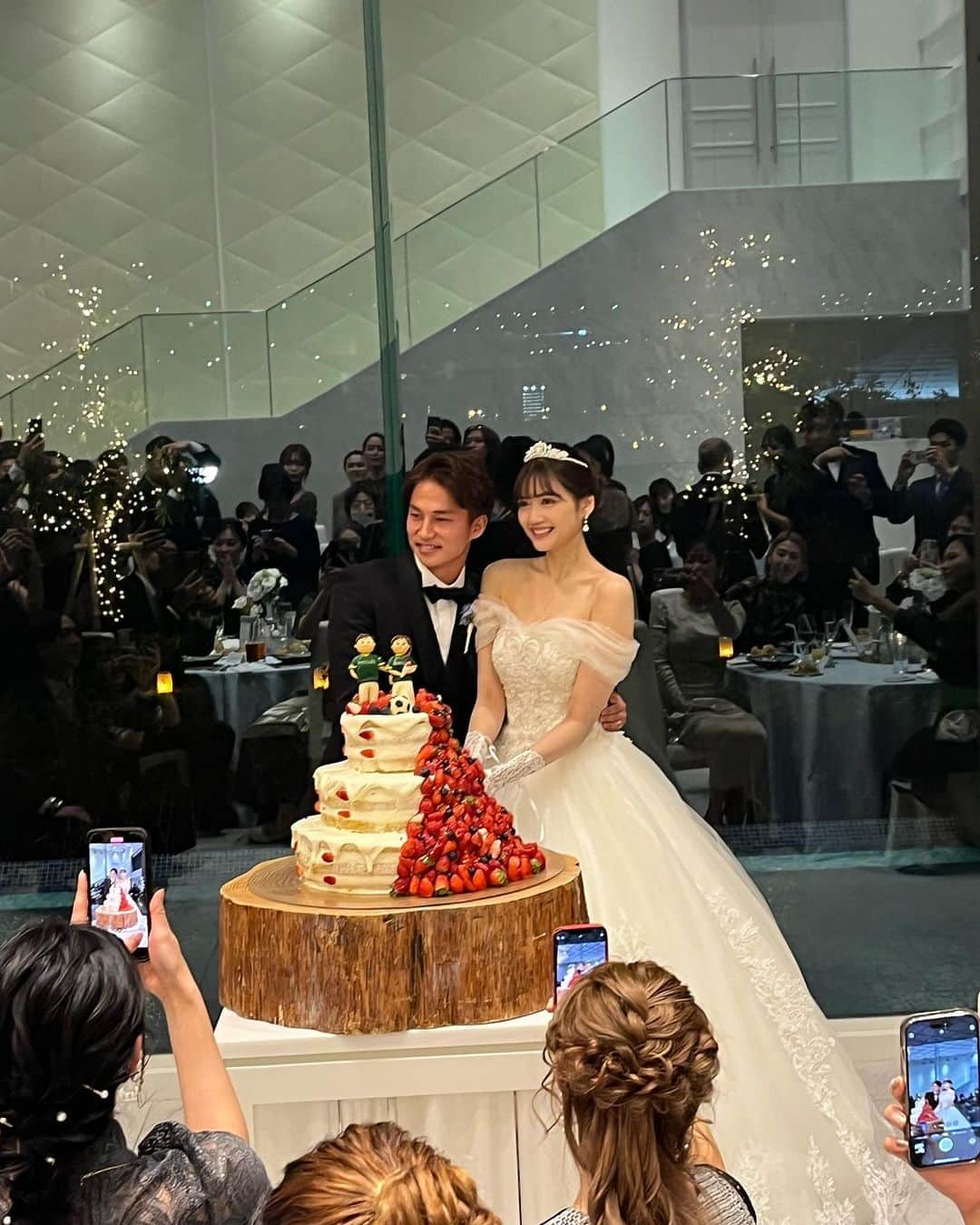 三鬼海さんのインスタグラム写真 - (三鬼海Instagram)「先日はるやの結婚式に💒🤵‍♂️👰‍♀️  最高の披露宴でした‼️  改めておめでとう🎉 来年はお互い怪我なく頑張ろう🔥  山ピース1人だけやらへんゆーや🤟🏾 時間通りに来やん柳😮‍💨 お久しぶりこーすけ😁 お久しぶりですやまとくん🫢 他の皆さん初めまして☺️  #結婚式 #井出遥也 #山岸祐也 #柳貴博 #三鬼海 #モンテディオ山形」12月26日 17時07分 - mikikai_4