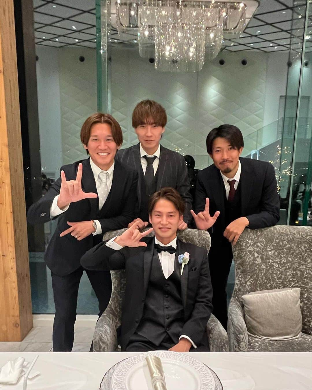 三鬼海さんのインスタグラム写真 - (三鬼海Instagram)「先日はるやの結婚式に💒🤵‍♂️👰‍♀️  最高の披露宴でした‼️  改めておめでとう🎉 来年はお互い怪我なく頑張ろう🔥  山ピース1人だけやらへんゆーや🤟🏾 時間通りに来やん柳😮‍💨 お久しぶりこーすけ😁 お久しぶりですやまとくん🫢 他の皆さん初めまして☺️  #結婚式 #井出遥也 #山岸祐也 #柳貴博 #三鬼海 #モンテディオ山形」12月26日 17時07分 - mikikai_4