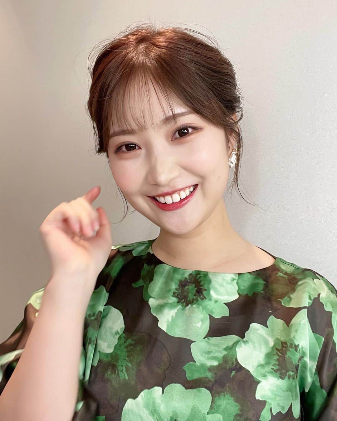 のインスタグラム：「. あっという間に年末🥹  クリスマスツリーが撤去されていると　 なんだか寂しくなります😂  明日も4:30から THE TIME'よろしくお願いします✨  . . . .」