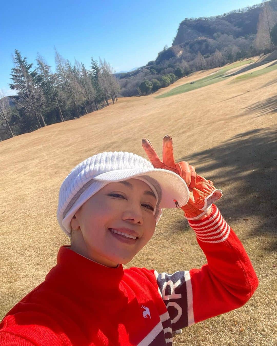坂村かおるのインスタグラム：「・ クリスマスゴルフ⛳️ ・ お天気は良かったけど、北風が凄くボールが押し戻されたり、流されたりで、北関東の冬のゴルフは敵が増える💦 ・ 「低めのにボールを打つ！」そんな技術も飛距離も持ってない😭 ・ でもスポーツはいい！ ・ 心技体が養われて、硬くなった全てが柔軟になって行く様だ‥ ・ また、普段着では絶対にチョイスしないオレンジ色が着てれ、またまた嬉しい💕 ・ 来年も頑張るぞ！ ・ ・  いつも「いいね！」を頂きありがとうございます。 皆さんのコメントに元気を貰っています😊  #クィーンオブ美魔女 #team美魔女 #美ST #坂村かおる #トータルビューティーアドバイザー #美しく老いる #バランス #美容 #コスメ #ファッション #今日のコーデ #トータルバランス #お洒落な人と繋がりたい #コスメ好きな人と繋がりたい #美意識高い人と繋がりたい #美魔女 #美魔女が変わる #アップデートしてる人と繋がりたい #自分らしくアップデート #ゴルフ女子 #ゴルフ女子と繋がりたい  #ゴルフコーデ」
