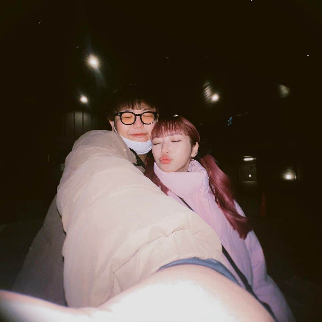ぴぐもんのインスタグラム：「2年連続クリスマスを過ごしました😙 ちょっとだけなんか書こうかなぁ💭  このみと出会ったのは18くらいの時かな。イベントで出会ったんだけどすぐに意気投合して仲良くなったんだけど、それからというもの定期的に遊んでお互いの家行き来して、たくさんの時間を一緒に過ごして来ました☺️ 私から見るこのみという人間は、一生懸命に生きてる女です。えらいです。すごいんです。真面目なんです。そんなに強くはないんです。でも頑張る子なんです。 どんな時もファンのこと家族のこと友達のことを考えて自分を優先しない。 そんなこのみと私は友達になれて嬉しいというより誇りです。 こんな誇れる友達いないです。今まで色んなことで一緒に泣いたり悩んだりしてきました。本当に色んなことがありました。でも家族みたいに助け合ってきました。私はずっとそばにいてずっと味方でいてくれるこのみに本当にありがとうっていつも思っています。このみは可愛くて無邪気に生きてるだけで好きです☺️ｳﾝｳﾝ  お互いにこういうところあるよねってそれもわかってしまってるって結構面白いんだけど、それもまた好きなところでもあるから、私たちは100%わかり合ってる気がします😂  くだらないことで笑うし、それに対してもなんだよこれくだらねえって私たち2人で盛り上がって2人でつっこんで終わるみたいな会話ばかりだけど、それが居心地の良さを生んでくれて、今もいろいろ頑張れてます。  超優しくて超可愛くて超面白い それがこのみです👧  これから先もずっと仲良しです！ #このっぴぐ (昔よく呼んでもらってた名称) みんなたくさん好きになってね🤣  一緒にクリスマス過ごしてくれてありがとう😊おじいちゃんおばあちゃんなってもたくさん笑ってようね！！  だいすきだよー！！！」