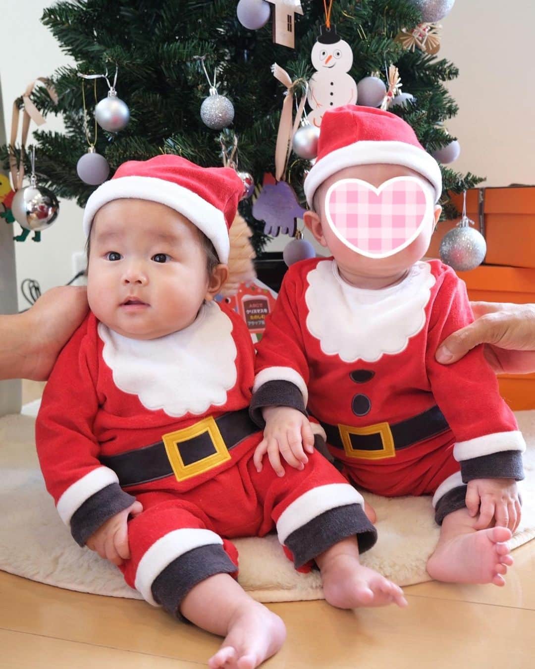 Mai Wakimizuのインスタグラム：「クリスマス当日は娘の親友 @okuda_junko familyと♡今年は沢山サンタ衣装を着せれて母達大満足！笑 めちゃくちゃ可愛いクリスマスケーキは @lavenue_hirai_ で調達♡ケーキからの焼肉の逆コースだったけど逆に食欲出た♡笑 イヴは家族でステーキハウス！目の前でシェフのパフォーマンスを楽しみながらのdinner、初めての光景に息子大喜びでした＼(^o^)／火がボー！ってなったねぇ、と2日経った今でも興奮してる♡ ツリーも早々に片付けたし本格的に年末モード！2022年ラストスパート走り切るぞー！ #christmas#クリスマス#わたちとワタチ#生後5ヶ月」