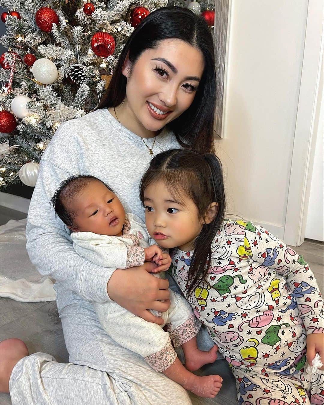 MayaTのインスタグラム：「Merry Christmas everyone❤️   I’m officially a mom of 2 girls👩‍👧‍👧 How did I get so lucky??  #merrychristmas #girlmom #momlife」