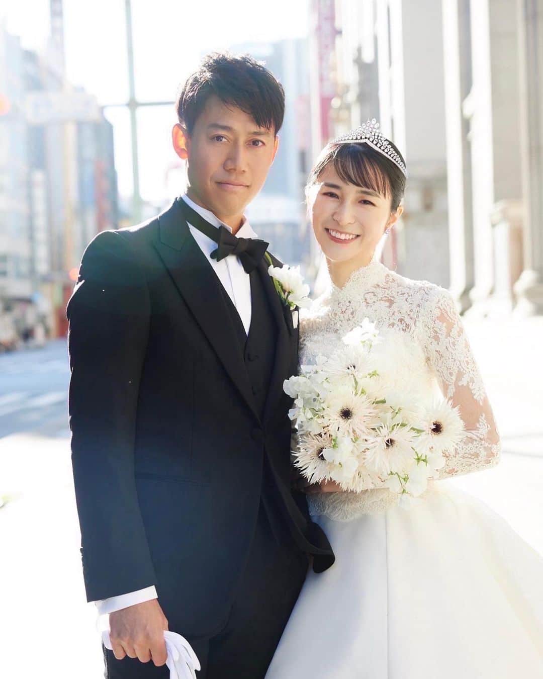 錦織圭のインスタグラム：「こんにちは。みなさんにご報告があります。 12月24日、妻、舞と結婚式と披露宴を執り行いました。 コロナ禍でずっと開催できなかったのですが、 本当にたくさんの方々に盛大に祝っていただき、 舞とともに胸がとても熱くなりました。 私たちにとって、また新たな出発になります。 これからまた世界トップの舞台に戻るために、 一生懸命頑張ります。  錦織圭•舞」