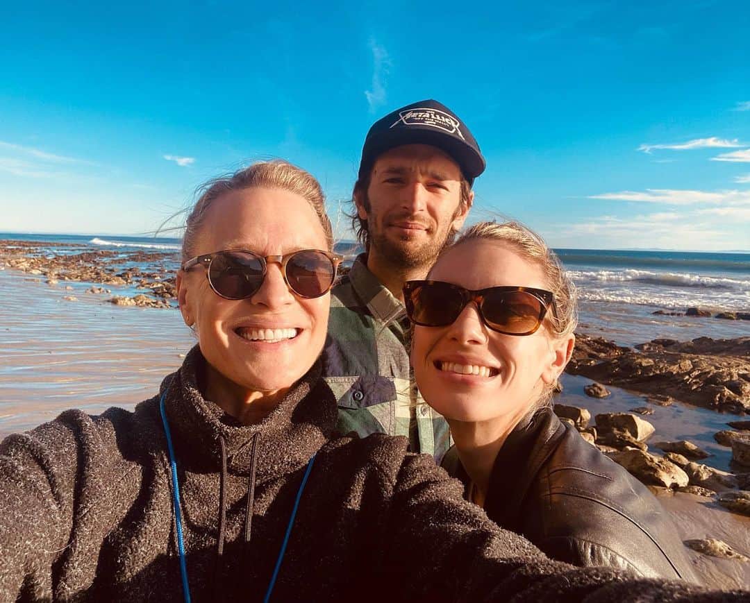 ロビン・ライトのインスタグラム：「Happy holidays from ours to yours!! 🎄🥰」