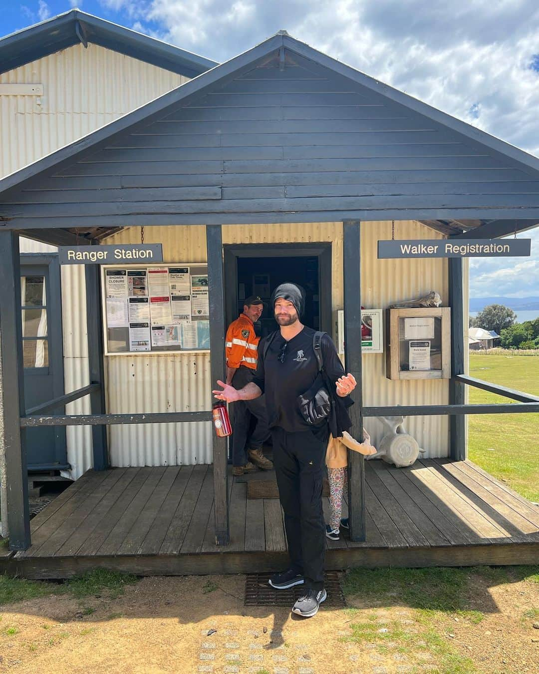 ジャレッド・パダレッキさんのインスタグラム写真 - (ジャレッド・パダレッキInstagram)「I’m so confused!!! 😭😭😭😭🤦‍♂️ Not sure which queue to queue up in… (sorry, #Tasmania has rubbed off on me (don’t go there 😳))… Sending love and holiday greetings from #downunder  Hope y’all are safe and sound out there.  ❤️」12月26日 10時38分 - jaredpadalecki