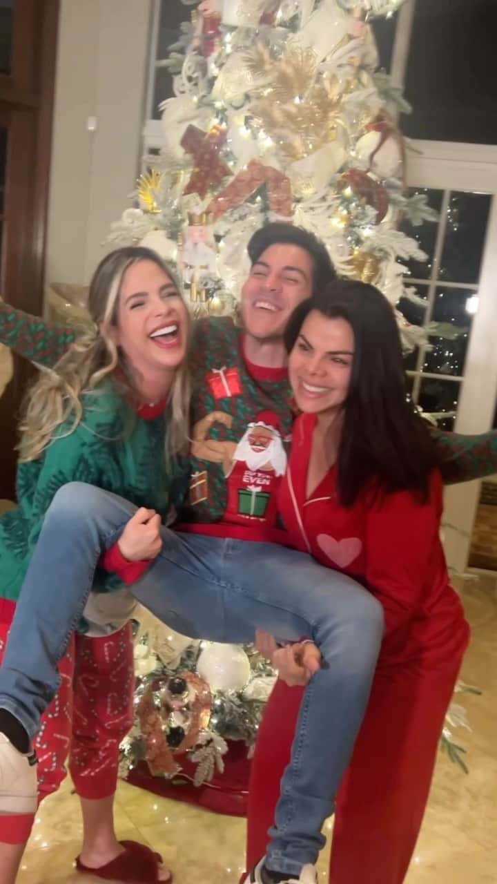 Michelle Lewinのインスタグラム：「Why I love the “LIVE” setting on iPhone😜 FELIZ NAVIDAD A TODOS❤️❤️❤️」