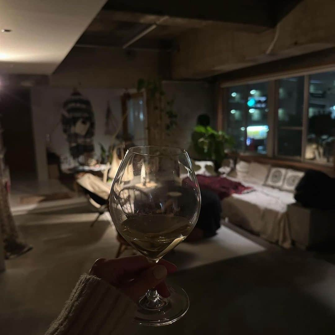 martinijapanさんのインスタグラム写真 - (martinijapanInstagram)「【MARTINI TIME　毎日を思い出にしよう】  マルティーニ公式Instagramでは、 ホリデーシーズンのさまざまな過ごし方をご紹介します♪  By @ishidakazuho さん ----------------------------------------- ホリデーシーズン到来🎄 この前の @yoyoginoie @fujisawamai との 素敵すぎおうちディナーの記録を🏠✍️  まずは見よ、このクオリティを。 お店なの？レベルのお料理たちは全て @yoyoginoie さんが作ってくださりました🥺 天才なのでしょうか。。 フルコースたらふく楽しんできました🥺🫶  私はお酒担当だったので、 まずはホリデーシーズンの乾杯といえば 勝手に、、スパークリングがいいかなと思って マルティーニ ブリュットを持ってきました🍾 久しぶりに飲んだのですが、 辛口スッキリ、飲みやすい〜 🥂🤲 いろんなお料理と合わせていただきました！  メディアでもたくさん拝見してた日高さんの おしゃれハウス、やはり素敵だった🥺🏠  年末まで楽しい予定ぎっしりの私は、 しっかりと体調を整えながら楽しみます🫡 みなさんはクリスマスや年末年始はお出かけ するのかな？教えてください📢  @martini_japan #MARTINI#MARTINITIME#sparklingwine#毎日を思い出にしよう#スパークリングワイン#マルティーニ#ホリデーシーズン#ホリデー#おうちディナー#おうちごはん    -----------------------------------------  ぜひ皆さんも、 マルティーニと共に楽しむホリデーの過ごし方を、  #マルティーニ をつけてシェアいただけたら嬉しいです！  #MARTINI　#MARTINITIME #毎日を思い出にしよう  #スパークリングワイン　#sparklingwine　#マルティーニ #マルティーニブリュット　#martinibrut　#スプマンテ  #イタリアワイン #クリスマスパーティー #クリスマスディナー  #クリスマス　#ホリデー #ワイン好き　#ワイン好きな人と繋がりたい 　  #マルティーニアスティスプマンテ　#martiniastispumante #ホームパーティー　#おうちごはん　#忘年会　#女子会」12月26日 11時04分 - martini_japan