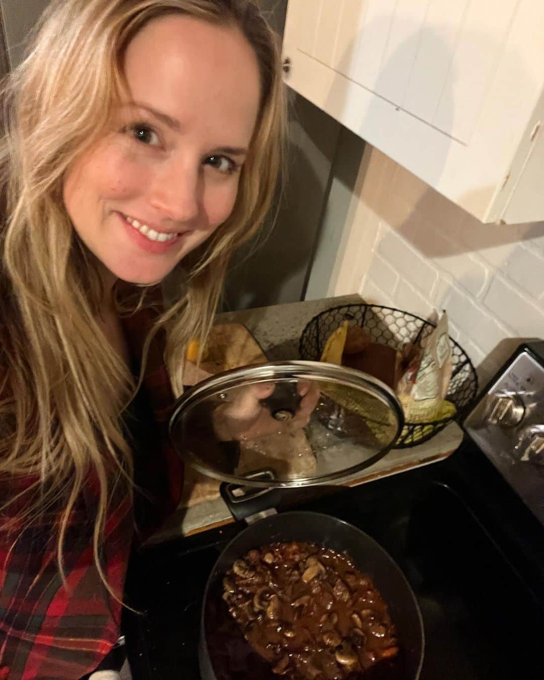 のインスタグラム：「皆さんメリークリスマス🎄初めてビーフブルギニヨンつくりました！食べてみたいですか？そして周りのイルミネーション見に行きました🌠ミニオンズ面白かった😂」