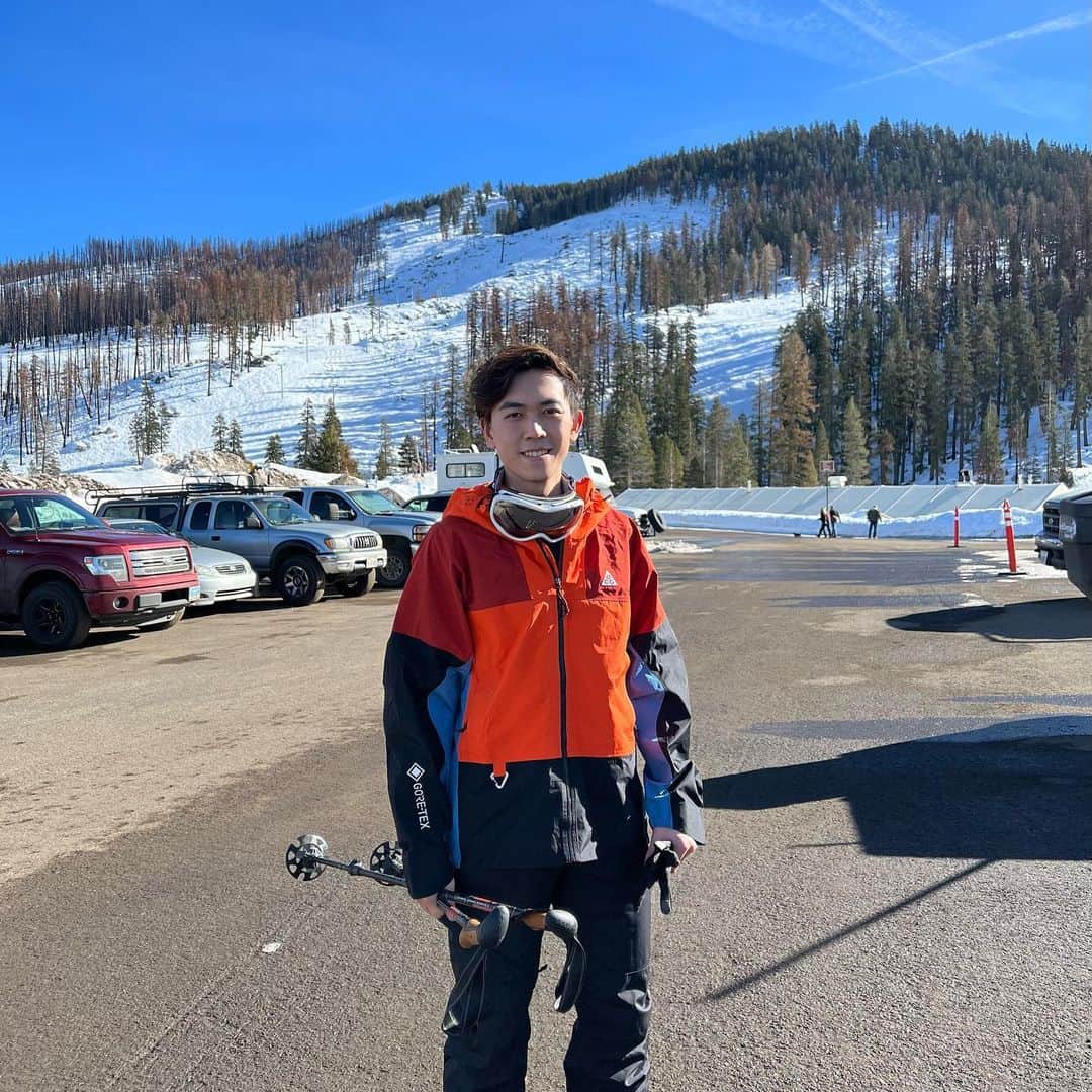 ヴィンセント・ゾウのインスタグラム：「Merry Christmas from Lake Tahoe! Warm wishes to all of you❤️  •  Went from not knowing how to step into skis yesterday to sending black diamonds and moguls today. Will I compete in the 2026 Olympics in both skating and downhill? Perhaps I’ll add bouldering in 2024 to that list. Find out on the next episode of Dragon Ball Z.  #merrychristmas #christmas #laketahoe #tahoe #ski #skiing」