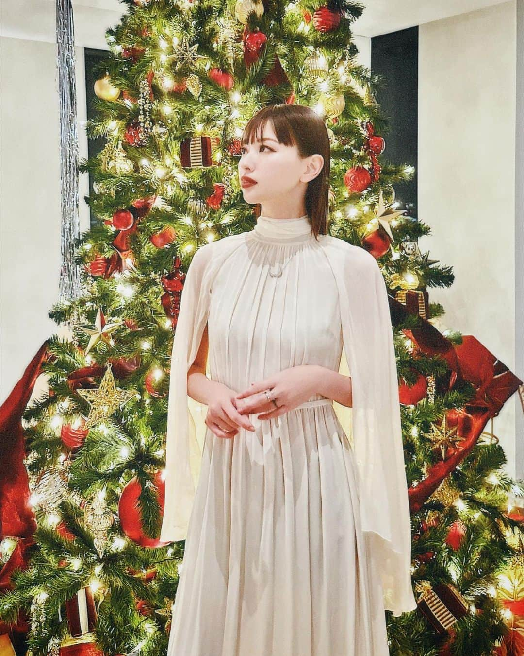 鈴木えみのインスタグラム：「みんな❤️クリスマスはどう過ごしましたか？ 私はイブは友人宅のパーティーにお招きいただき、クリスマス当日は別の友人のお誕生日祝いを兼ねたパーティーでした🎂💕 たくさん笑った2日間。楽しい会がまだまだ続く年末です✨ ㅤㅤㅤ みんな仕事納めはいつかな？ 最近Q&Aをやれてなかったので、年内どこかのタイミングでインスタライブしようかなと考えてるの💭」