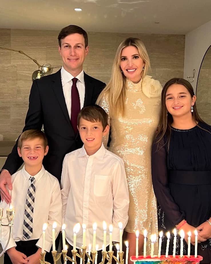 イヴァンカ・トランプのインスタグラム：「Wishing all who celebrate a warm and peaceful last night of Hanukah ! 🕎」