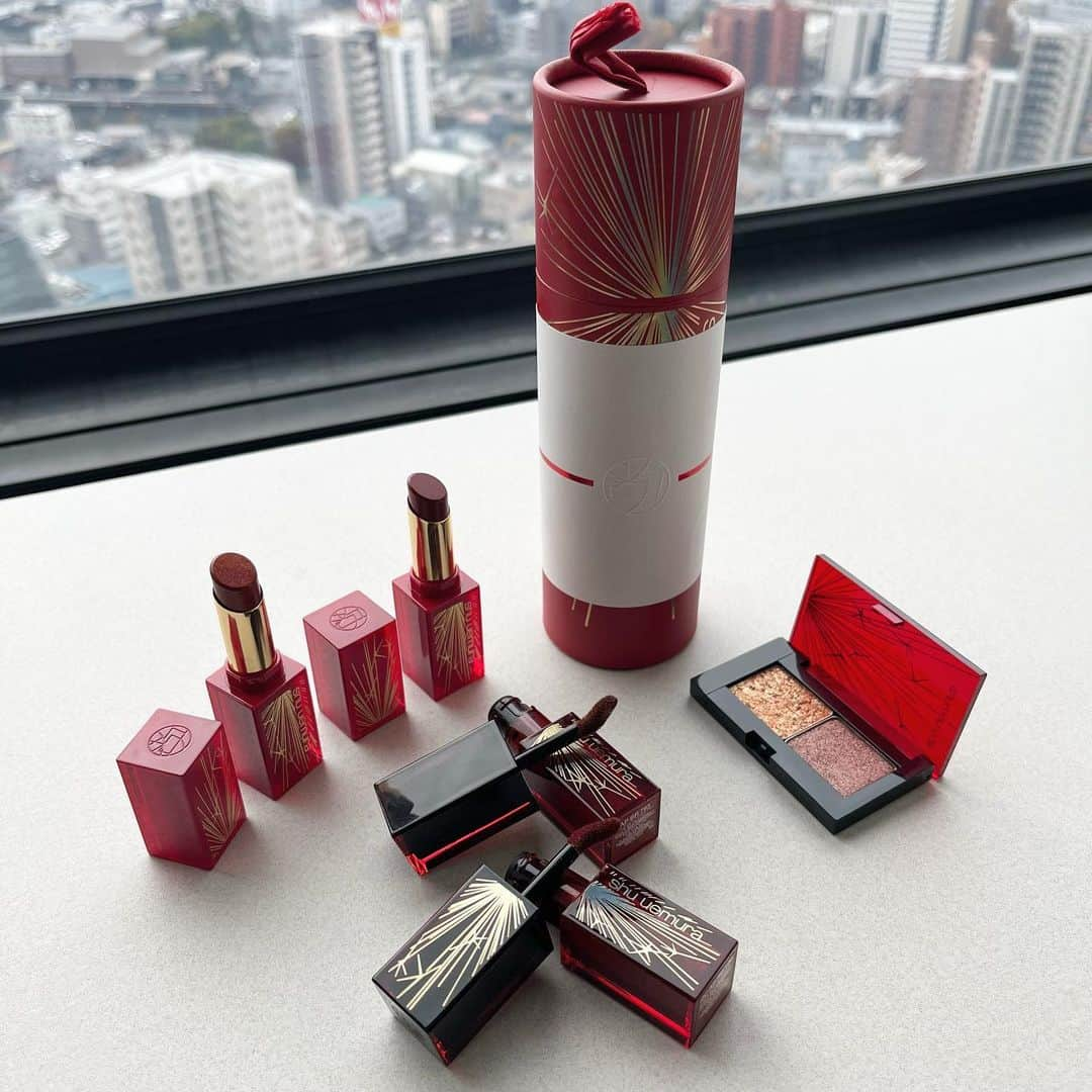 Shinjyu Lou Reid/リード真珠のインスタグラム：「@shuuemura から New Year Collectionが2023年1月1日に全国発売されます🧨  今日から全国のシュウウエムラで予約ができますよ☺️💕  【閃光のように繊細でまばゆい煌めきを放つコレクション】 リップにもシャドウにも細かーいラメが入っていて、花火のよう🎆  特に私も日頃から愛用している ルージュアンリミテッドファイヤーワークスパークス💄は 舞台メイクにあるようなラメラメではなく、唇に程よい艶感を出してくれて使いやすいです🥺💕  職場でもマスクが任意になったので、リップ選びが最近楽しいんだよね💐  #pr」