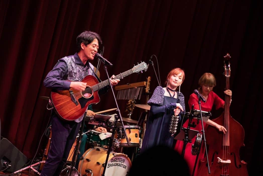 竹渕慶さんのインスタグラム写真 - (竹渕慶Instagram)「Candle Light X’mas with Kei Takebuchi ありがとうございました！  そーちゃんのピアノ、みのりさんのベース、神ちゃんのドラムで、のびのびと歌えました🕊 ステージから見る客席が本当に綺麗だった… ジョニーも登場してくれて、4年ぶりにステージで一緒に声を重ねられていることに胸を振るわせながら歌っていました。ありがとうねジョニー。  質問コーナーやったり王様じゃんけんプレゼント大会したり、声を出せないながらに忘年会感も楽しんでもらえたかな？笑 みんなのおかげで素敵なクリスマスの思い出がまたひとつできたよ🎄しっかり大事に胸にしまうよ。 ありがとう。  📷 @nozomeeeeee」12月26日 12時04分 - keibamboo