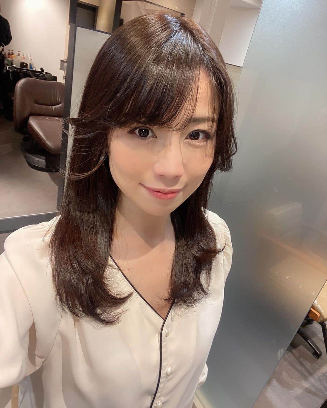 道岡桃子のインスタグラム：「髪を黒くしましたー！  お給料のほとんどを美容に使っている気がする…  美は一日にしてならず 😂😂😂  #アナウンサー #アナウンサー衣装  #フリーアナウンサー #ヘアサロン  #リポーター #キャスター #hair  #ヨシンモリ #ヨシンモリ巻き  #韓国風ヘア #韓国ヘア #黒髪ロング #haircolor #hairstyle #hairstyles  #japan #japanesegirl #asian」