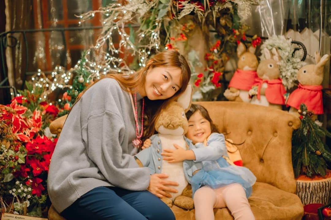 若井久美子のインスタグラム：「みなさまはどんなクリスマスを過ごされましたか？🎅🎄 今年はサンタさんから娘にたくさんのアナ雪のおもちゃとキティちゃんの風船が届きました😊  photo by @chiicame_graph」