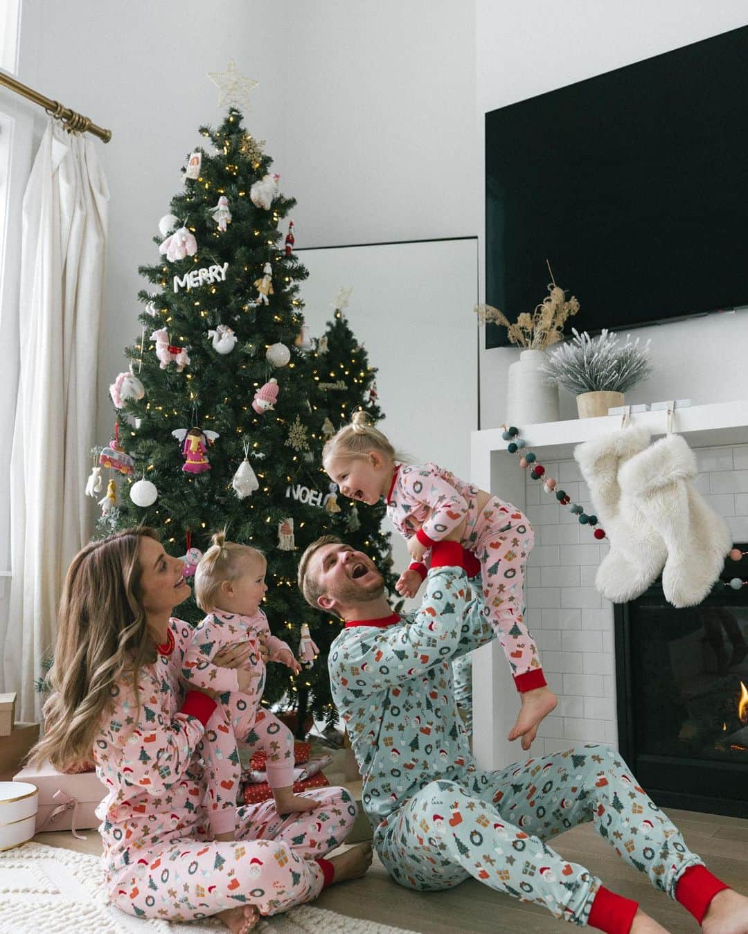 Aspyn Ovard Ferrisのインスタグラム：「Christmas with babies is the best!!!! 🎄❤️」